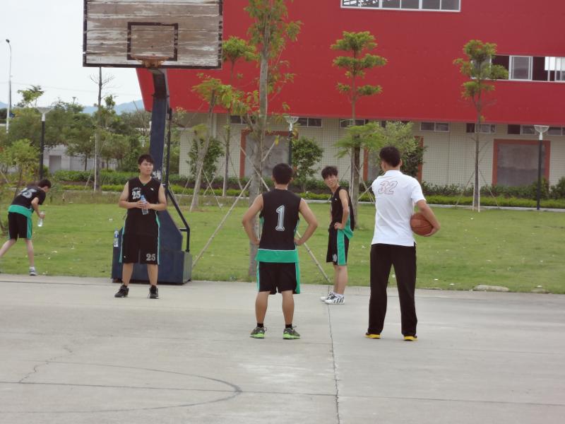 马克思主义学院新老生篮球友谊赛开赛2.jpg 马克思主义学院新老生篮球友谊赛开赛2.jpg
