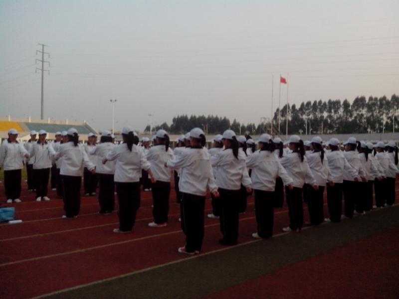 马克思主义学院2012级新生军训系列报道之齐步走.jpg 马克思主义学院2012级新生军训系列报道之齐步走.jpg